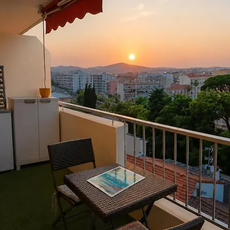 Comfortable Less Than 5 Minutes From Beaches, Train Station And Shops *