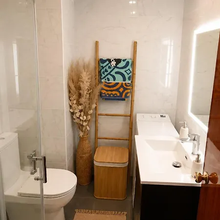 Comfortable Less Than 5 Minutes From Beaches, Train Station And Shops
