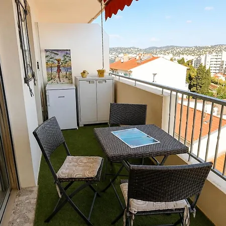 Comfortable Less Than 5 Minutes From Beaches, Train Station And Shops דירה *